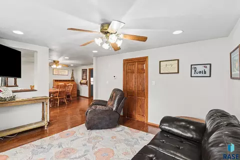 119 S Blanche Ave, Madison, SD 57042 photo 8