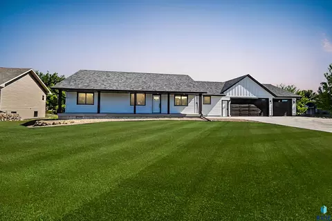 104 Silver Creek Dr, Wentworth, SD 57075
