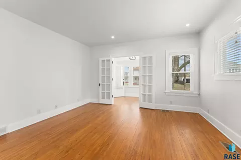 Living - 617 E 20th St, Sioux Falls, SD 57105 photo 2 of 3