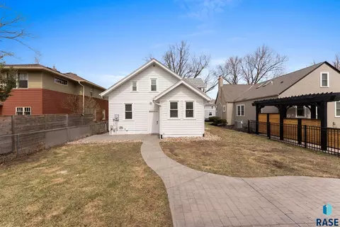 Exterior - 617 E 20th St, Sioux Falls, SD 57105 photo 5 of 6