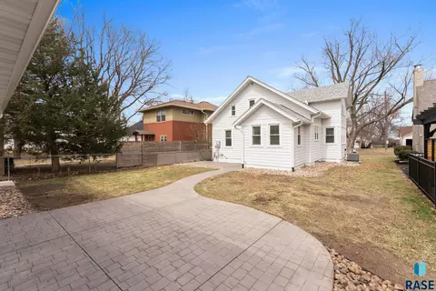 Exterior - 617 E 20th St, Sioux Falls, SD 57105 photo 6 of 6