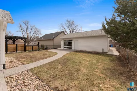 Exterior - 617 E 20th St, Sioux Falls, SD 57105 photo 3 of 6