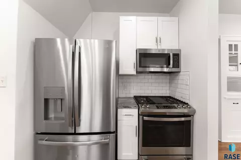 Kitchen - 617 E 20th St, Sioux Falls, SD 57105 photo 3 of 4