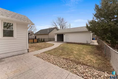 Exterior - 617 E 20th St, Sioux Falls, SD 57105 photo 4 of 6