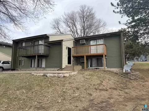 4304 E 26th St, Sioux Falls, SD 57103 photo 2