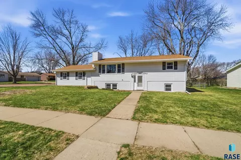 5801 W Karen Dr, Sioux Falls, SD 57106