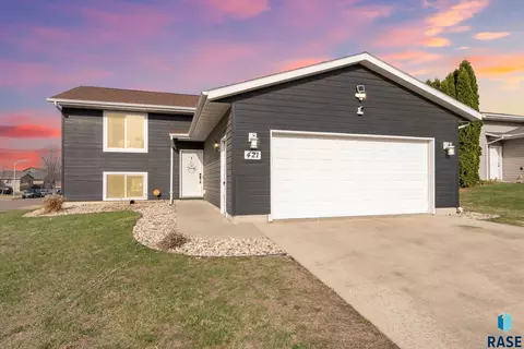 421 N Cockatiel Ave, Sioux Falls, SD 57107