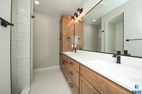 Bath - 520 Quartzite Ave, Tea, SD 57064 photo 1 of 3