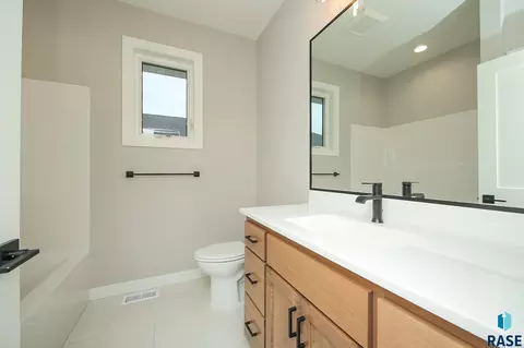 Bath - 520 Quartzite Ave, Tea, SD 57064 photo 3 of 3