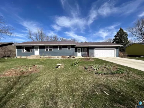 1006 S Dewald St, Freeman, SD 57029