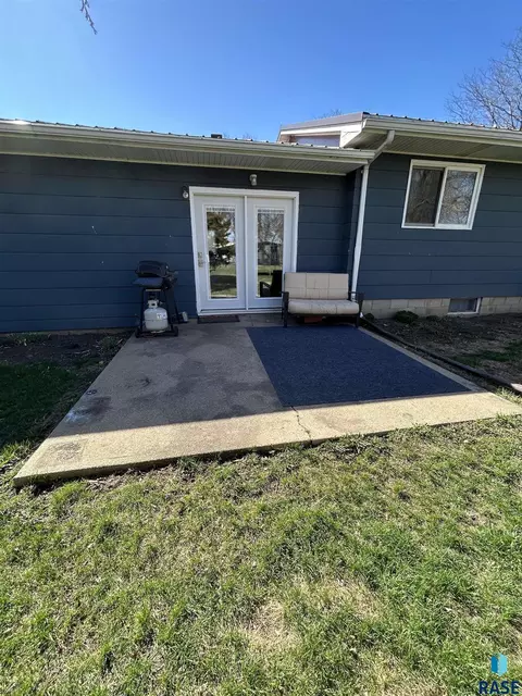 Exterior - 1006 S Dewald St, Freeman, SD 57029 photo 2 of 3