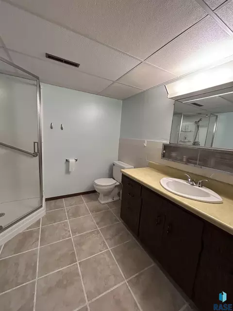Bath - 1006 S Dewald St, Freeman, SD 57029 photo 2 of 2