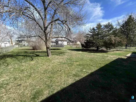 Exterior - 1006 S Dewald St, Freeman, SD 57029 photo 3 of 3