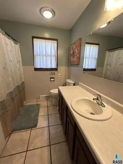 Bath - 1006 S Dewald St, Freeman, SD 57029 photo 1 of 2