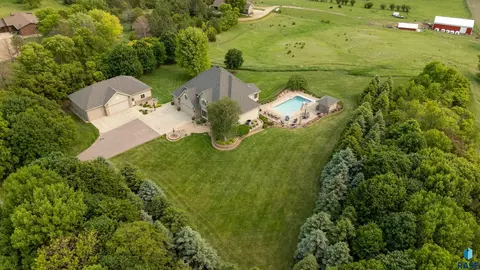 809 W 3rd St, Dell Rapids, SD 57022