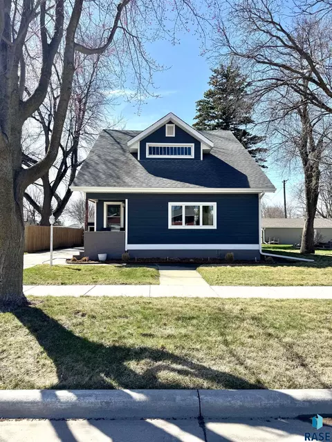 803 E 4th St, Dell Rapids, SD 57022