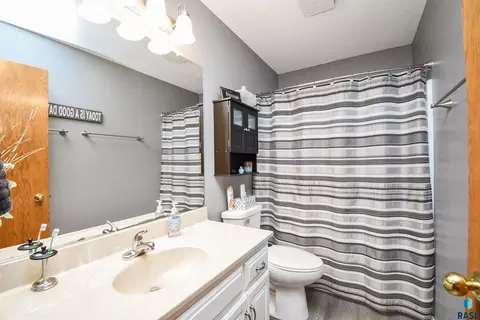 Bath - 4412 E Scranton St, Sioux Falls, SD 57103 photo 2 of 3