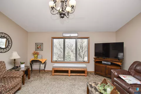 Living - 4412 E Scranton St, Sioux Falls, SD 57103 photo 3 of 4