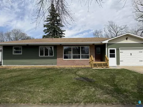 454 W Wood St, Canistota, SD 57012
