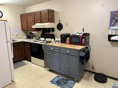 Kitchen - 701 E 6th St, Freeman, SD 57029 photo 5 of 8