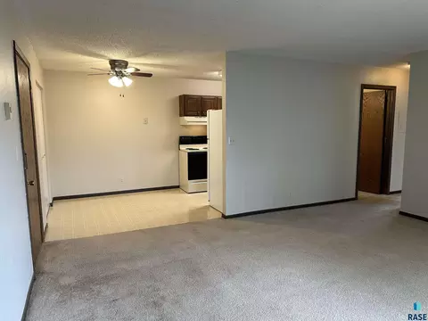 Living - 701 E 6th St, Freeman, SD 57029 photo 4 of 9