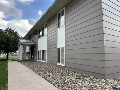 Exterior - 701 E 6th St, Freeman, SD 57029 photo 3 of 4