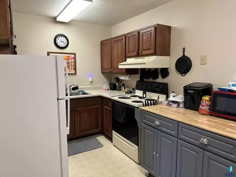 Kitchen - 701 E 6th St, Freeman, SD 57029 photo 6 of 8