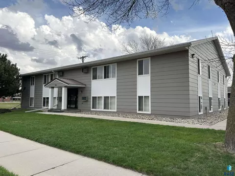 Exterior - 701 E 6th St, Freeman, SD 57029 photo 1 of 4