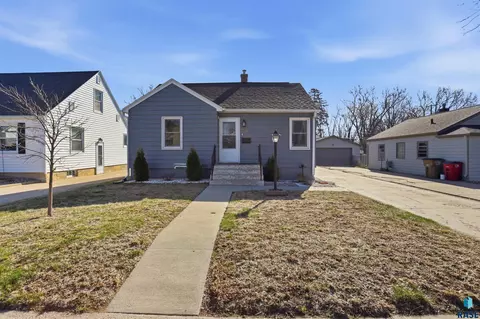 1216 S Hawthorne Ave, Sioux Falls, SD 57105