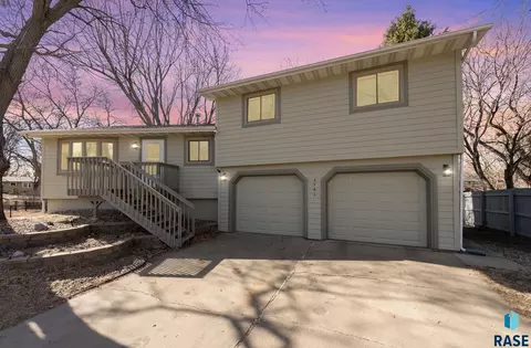 2305 S Royal Ct, Sioux Falls, SD 57106