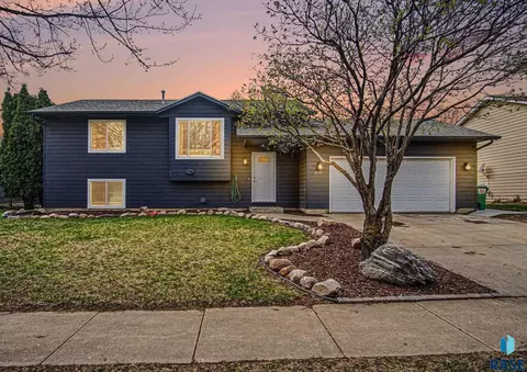 617 S Hickory Ln, Harrisburg, SD 57032