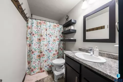 Bath - 205 N Ceylon Dr, Tea, SD 57064 photo 2 of 4