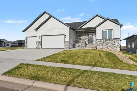 501 N Corsair Cir, Sioux Falls, SD 57110