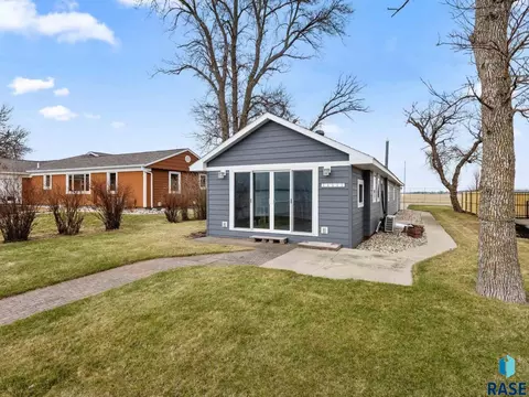 212 S Lake Dr, Watertown, SD 57201