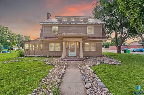 209 W Kluckholm St, Montrose, SD 57048