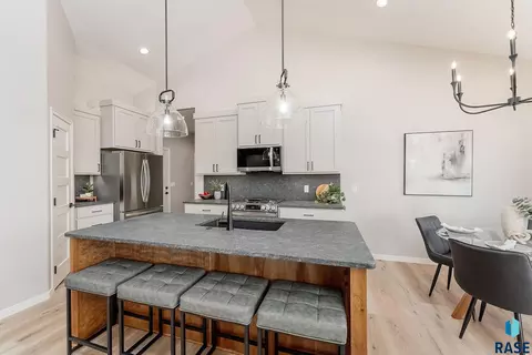 Kitchen - 2516 E Chestnut Trl, Brandon, SD 57005 photo 2 of 4