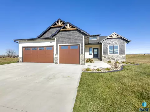 Exterior - 2516 E Chestnut Trl, Brandon, SD 57005 photo 2 of 6