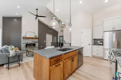 Kitchen - 2516 E Chestnut Trl, Brandon, SD 57005 photo 4 of 4