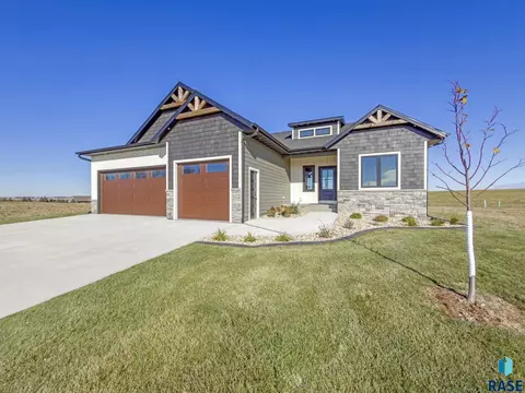 Exterior - 2516 E Chestnut Trl, Brandon, SD 57005 photo 3 of 6