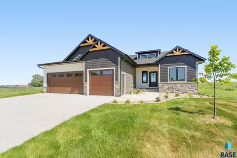 Exterior - 2516 E Chestnut Trl, Brandon, SD 57005 photo 4 of 6