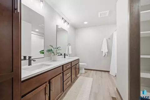Bath - 2818 E Hazelnut St, Brandon, SD 57005 photo 2 of 3