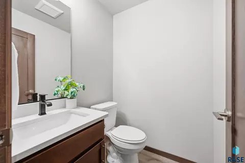 Bath - 2818 E Hazelnut St, Brandon, SD 57005 photo 1 of 3