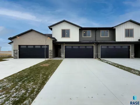 Exterior - 2818 E Hazelnut St, Brandon, SD 57005 photo 2 of 4