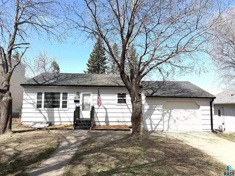 1216 W Sioux St, Sioux Falls, SD 57104