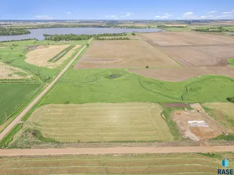 2008 Harvest Creek Ln, Madison, SD 57042