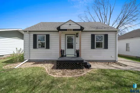 606 S 3rd St, Beresford, SD 57004