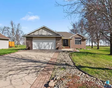 706 Par Tee Dr, Hartford, SD 57033