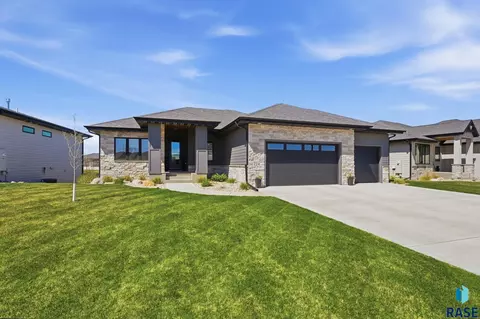724 E 77th St, Sioux Falls, SD 57108