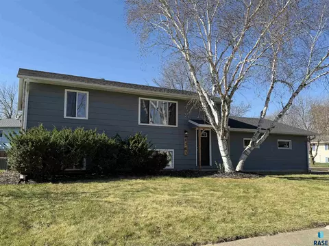 6305 W Cheyenne Dr, Sioux Falls, SD 57106