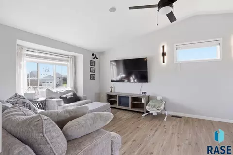 5401 S Carrick Ave, Sioux Falls, SD 57106 photo 5